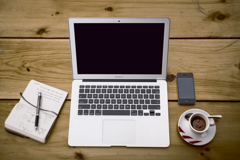 computer, kaffe og notesblok