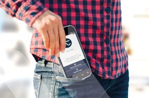 Person der er ved at putte en smartphone i lommen