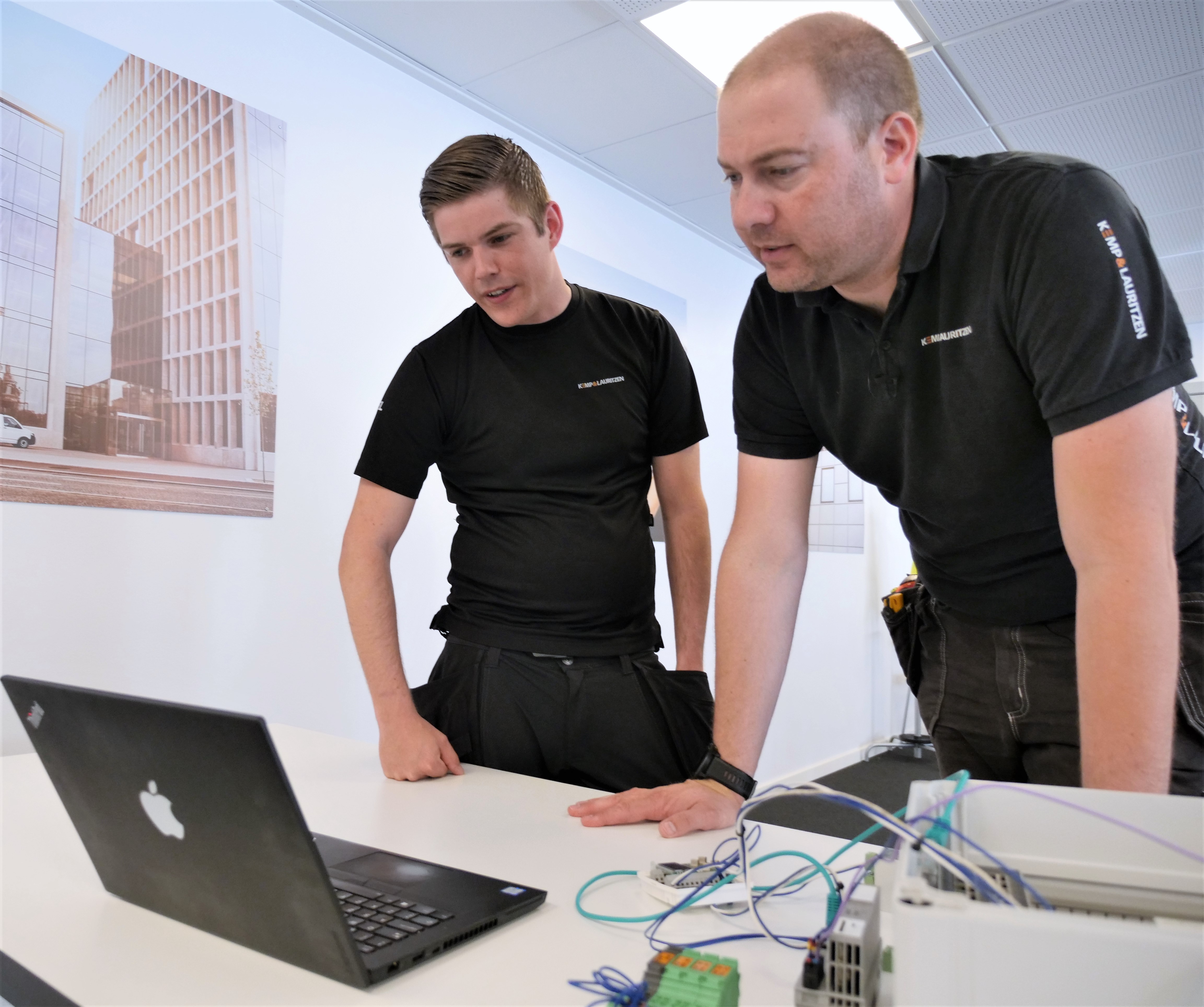 to mænd kigger på en bærbar pc