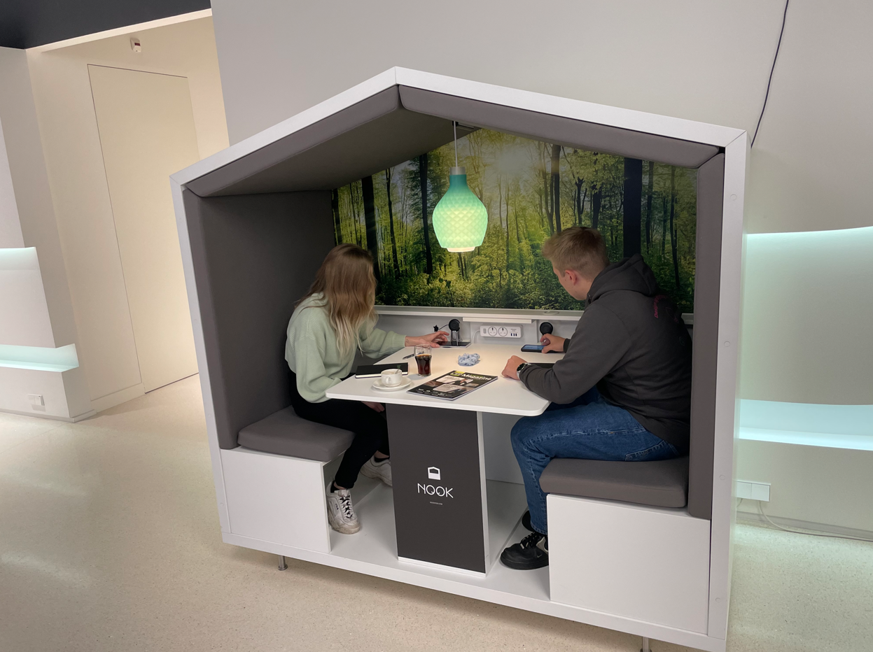 Elektrikerlærlinge på talentprogrammet holder pause i en kabine med 3D-printet lys.